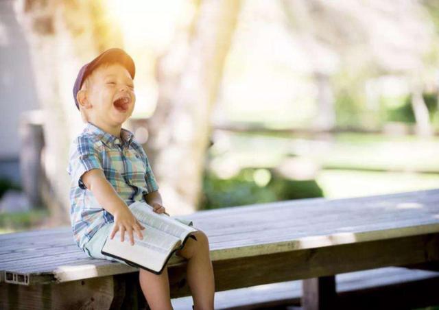孩子智商低的10大特征,宝宝爱笑与智商有关吗